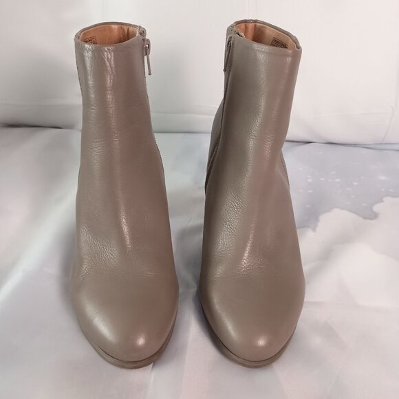 Vionic Kennedy Taupe Stacked Heel Boots Women’s Size 8 Podiatrist Approved - Picture 1 of 8